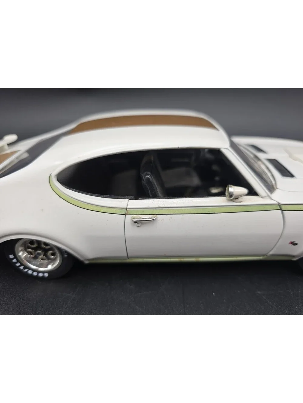 1/18 1969 Oldsmobile 442 Hurst Edition H/O 455 White By ERTL No Box